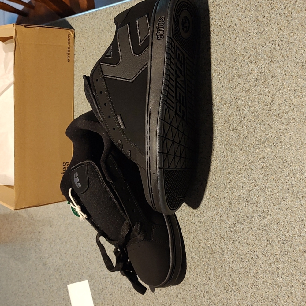 Men's size 9 etnies
